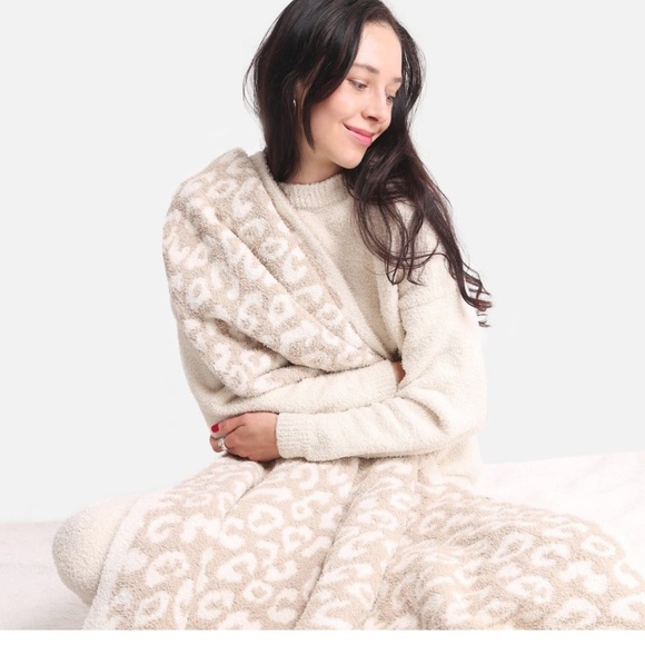 Comfy Luxe Animal Print Blanket - Picture 4 of 11